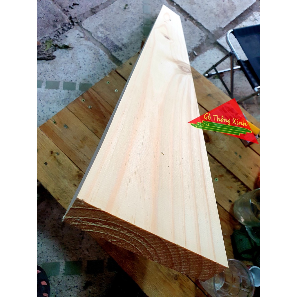 Tấm gỗ thông dài 80cm, dày 3cm, rộng 10cm đã bào láng đẹp 4 mặt, cực kỳ chắc chắn có thể làm kệ, làm chân cầu thang