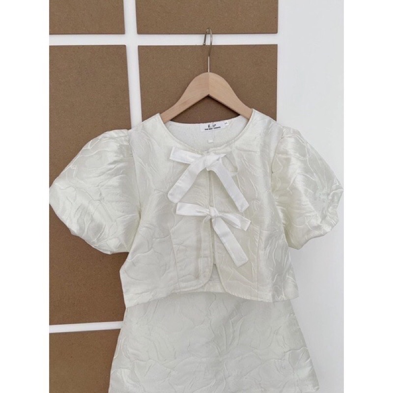 Set hoa gấm tiểu thư gồm áo thắt nơ tay bồng và chân váy chữ A-Đầm hoa gấm đi tiệc