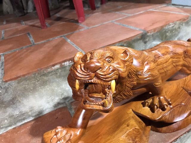 Tượng con hổ gỗ hương