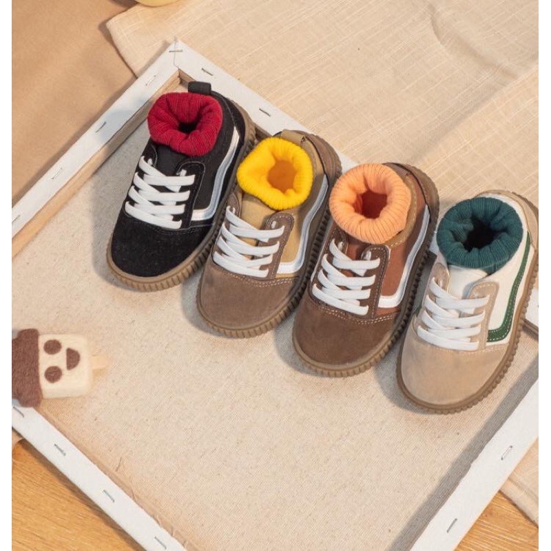 Giày sneaker cho bé