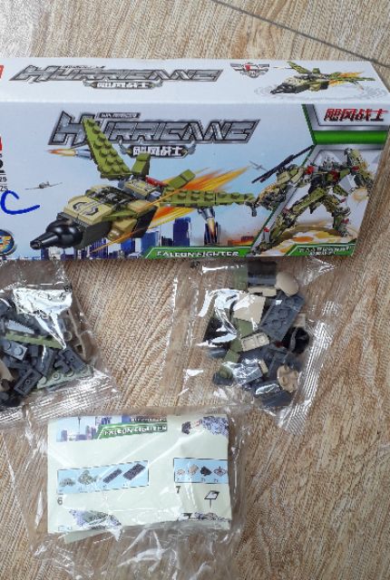 Lắp ráp 1 hộp LegoHurricne 5529 có nhiều chi tiết bằng nhựa ABS