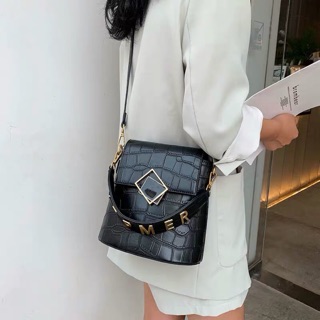 Túi đen da sần quai đính chữ nổi