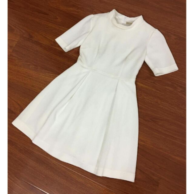 Váy trắng tay lỡ