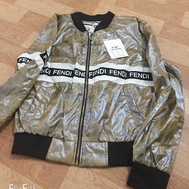 Áo khoác nữ fendi chụp thật hơi xấu hi.