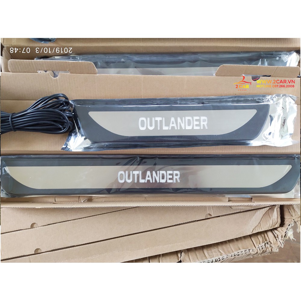 Ốp Bậc Chân Ngoài Xe MISHUBISHI OUTLANDER 2016-2020, chất liệu NHỰA CÓ ĐÈN LED