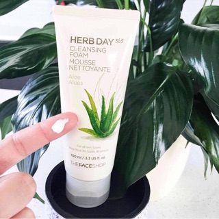 Sữa rửa mặt herb day 365 nha đam