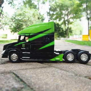 Xe mô hình đầu kéo container 1/32