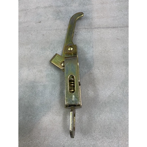 1 khoá thùng,dùng làm thùng xe ba bánh,xe ba gác