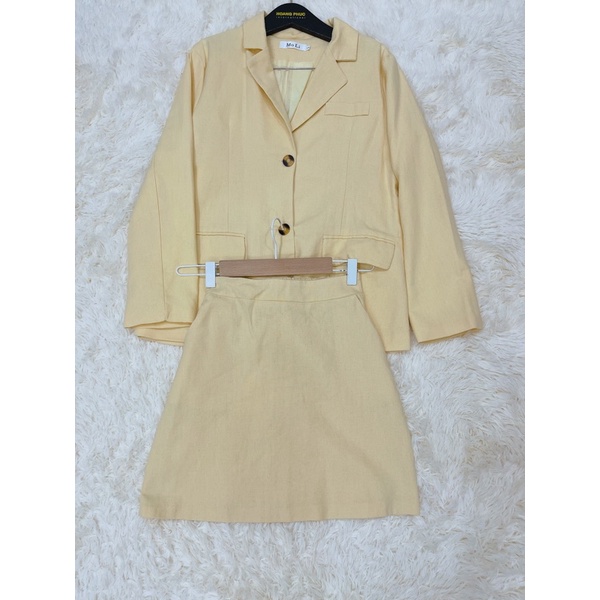 set vest màu vàng nhạt gồm áo blazer và chân váy