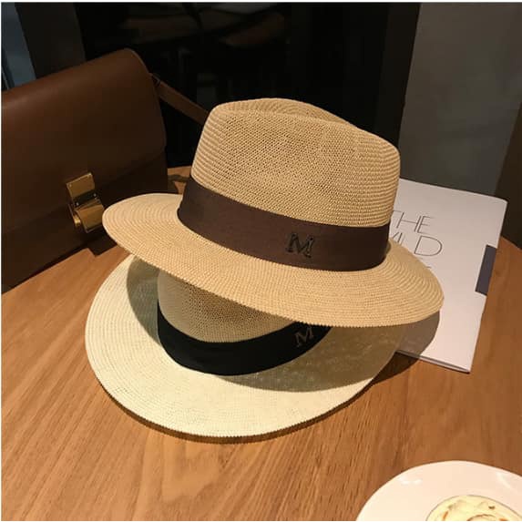 Mũ cói Fedora Poly vành rộng - Viền đính chữ M - phong cách Unisex