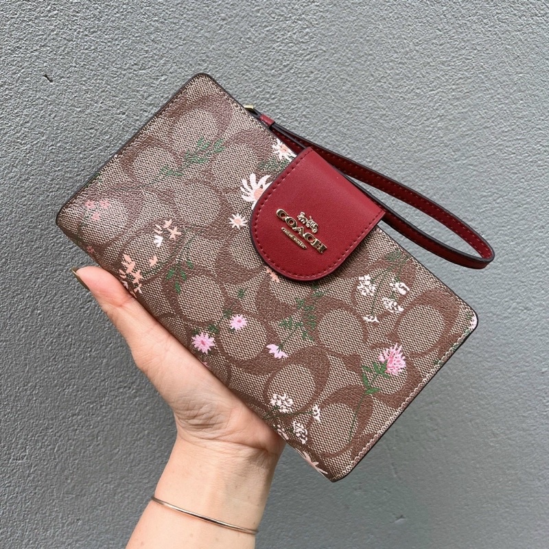Ví Coach da thật pha canvas có ngăn để điện thoại kèm móc tay tiện dụng