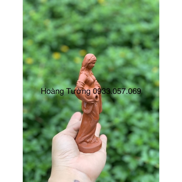 Cô gái đổ nước đất nung đỏ, cao 14cm