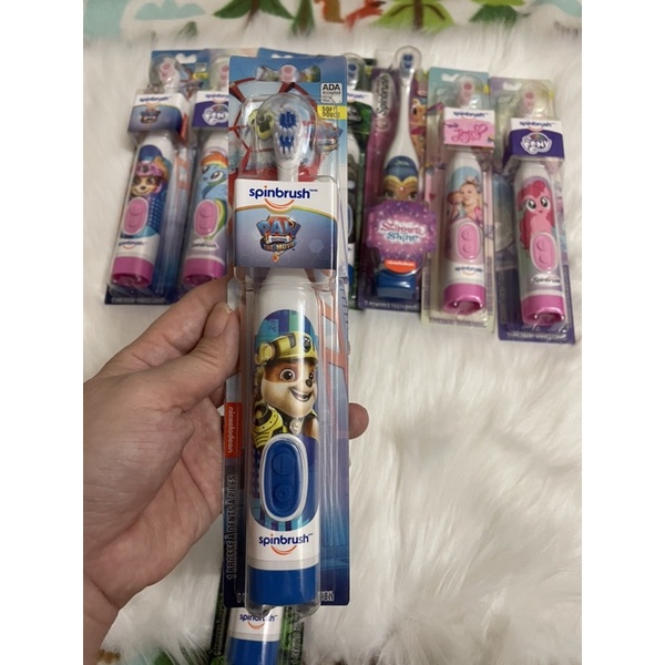 ⭐️⭐️BÀN CHẢI PIN CHO BÉ SPINBRUSH  💰💰💰giá: 220k   💎Bàn chải đánh răng loại bỏ mảng bám và mát xa nướu .