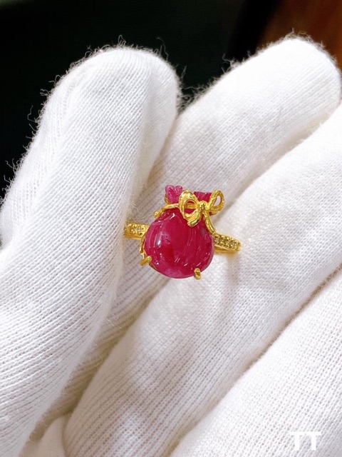 Nhẫn và mặt dây hình túi tiền đá ruby bọc vangf