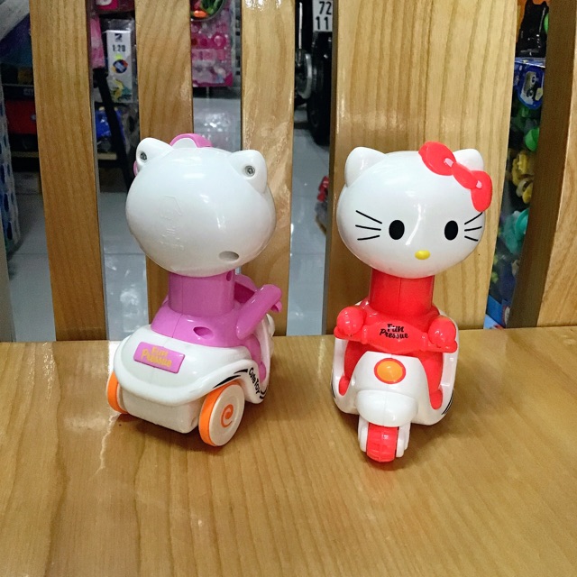 Mèo hello kitty chạy xe vespa trớn