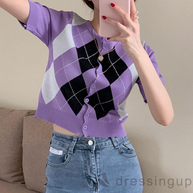 Áo cổ tròn ngắn tay phối nút cài màu nổi họa tiết Argyle dành cho nữ