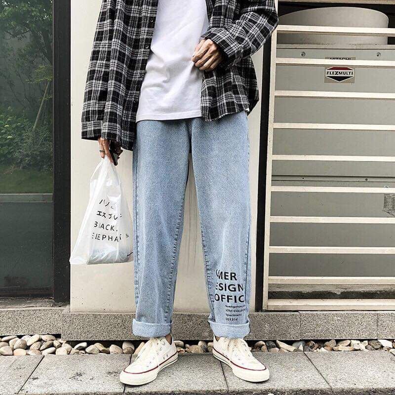 Baggy jean in chữ dưới chân