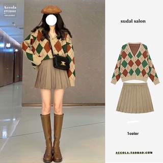 Set áo cardigan len và chân váy xếp li