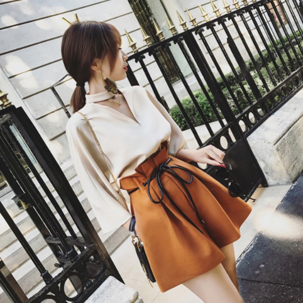 Set sơ mi choker tiểu thư và quần sooc cạp cao sang chảnh