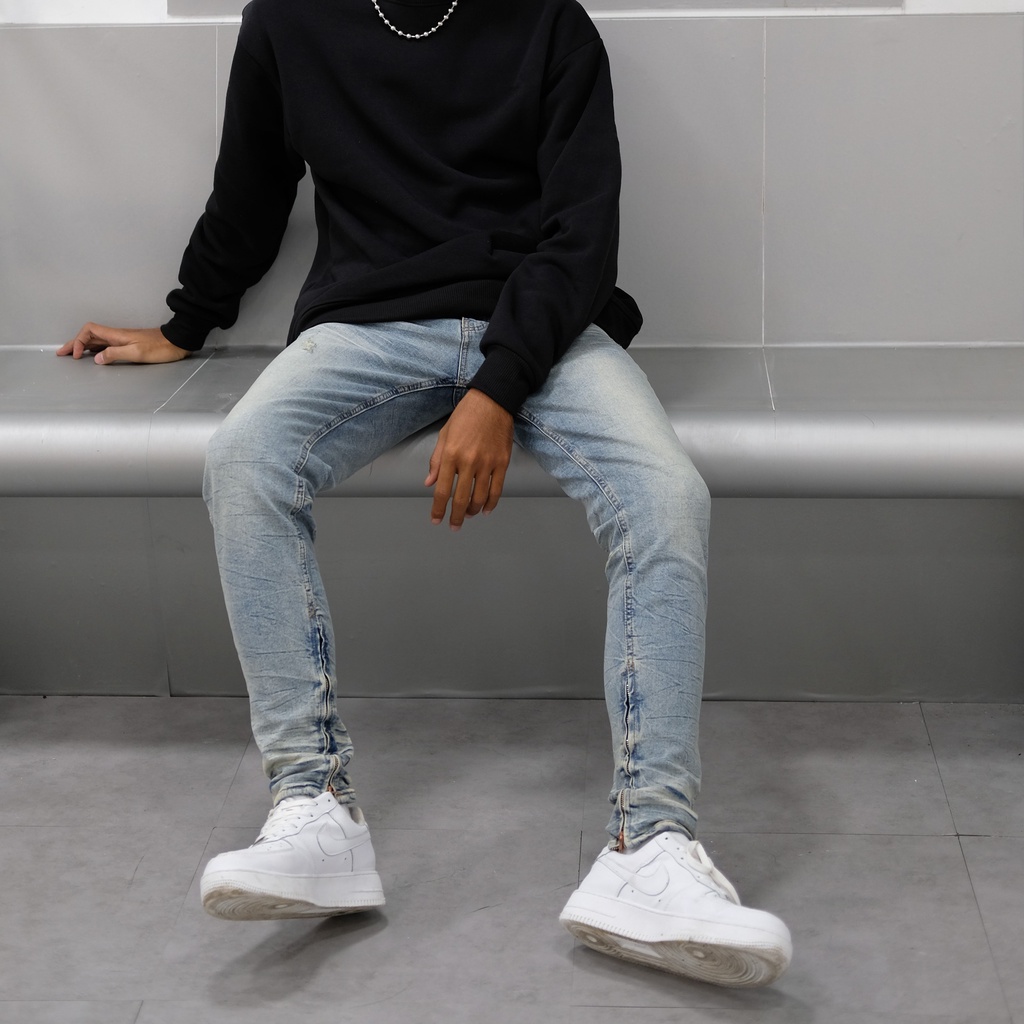 Quần jean nam trơn wash bụi có zip Q35 form slimfit ôm vừa, chất jean co giãn thoải má.