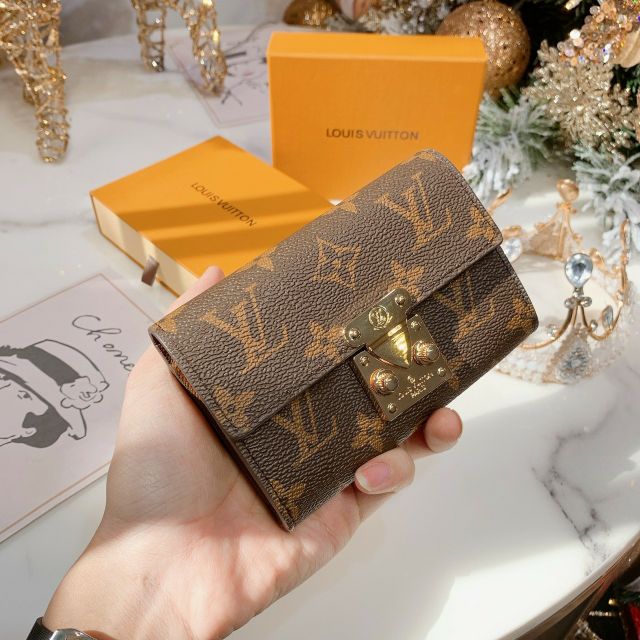 Ví V khoá sập (fullbox ảnh thật) | BigBuy360 - bigbuy360.vn