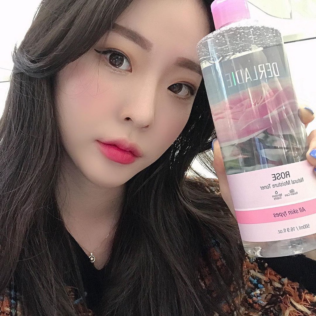 Nước hoa hồng dưỡng ẩm, thu nhỏ lỗ chân lông Derladie Rose Natural Moisture Toner 500ml (+deal sốc MN 0đ)