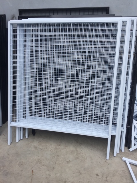 Lưới treo phụ kiện cao ( 1m*1m ) có chân đứng ( tặng kèm 10 cài lưới )