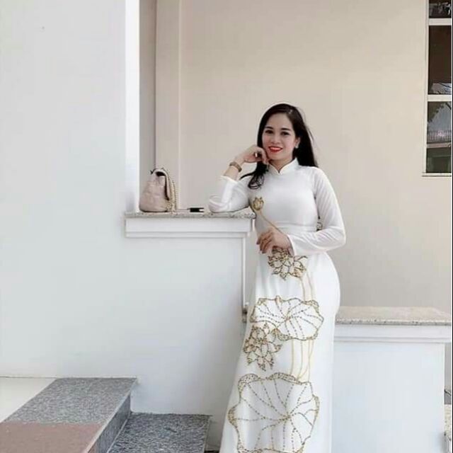 Áo dài màu trắng hoa sen quá tuyệt luon.................................................................................