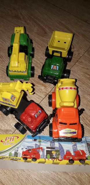 Set 4 chiếc xe mô hình xe công trình bằng nhựa chạy chớn do Việt Nam sản xuất