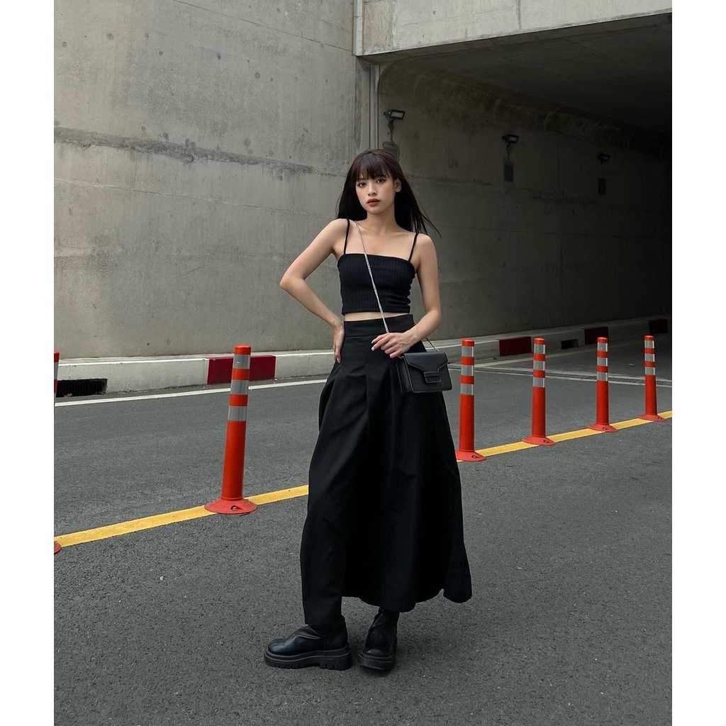 Chân váy dài màu đen vải dày dặn, form xếp li nhẹ, là min - BLACK PLEATED MIDI SKIRT