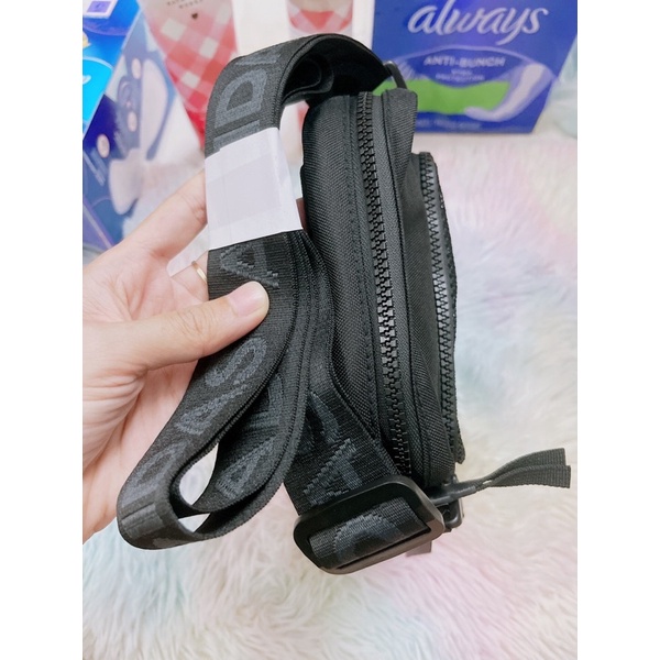 Túi Adidas AMPLIFIER FESTIVAL CROSSBODY BAG của Mỹ.