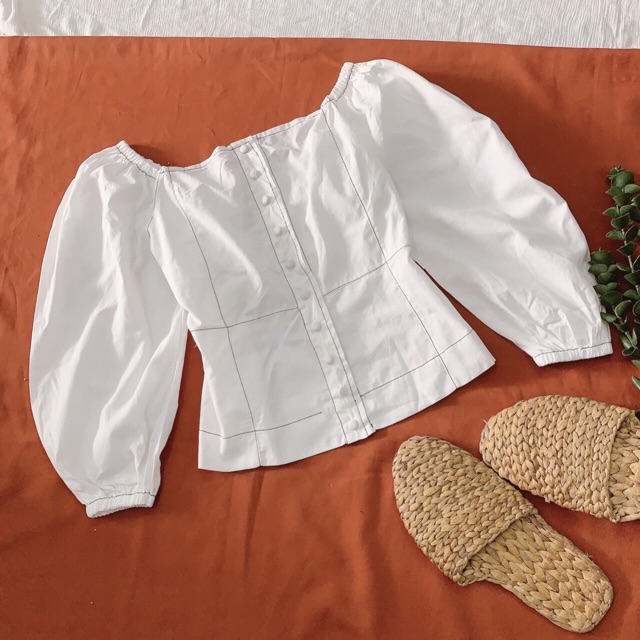 Áo cổ vuông tay phồng phối nút