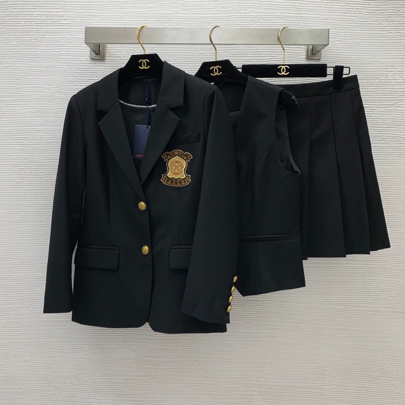 Bộ trang phục nữ gồm áo khoác vest và áo gile chân váy xếp ly thương hiệu Louis Vuitton LV cao cấp