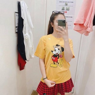 Áo phông mickey cầm hoa sen đội nón