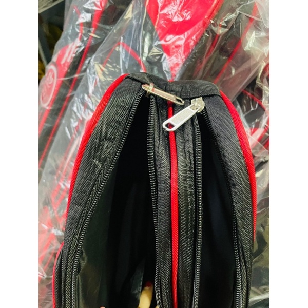 Bao đựng cần Daiwa gồm 2 ngăn chính và 2 ngăn phụ