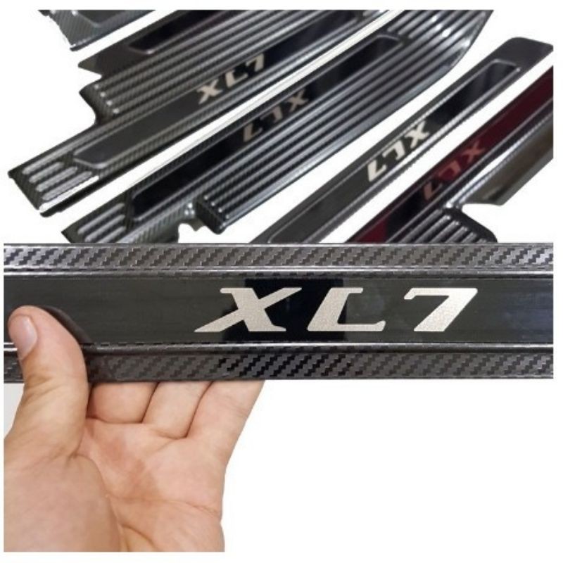 Bộ ốp bậc trong ngoài vân cacbon xe Suzuki XL7 2020-2021