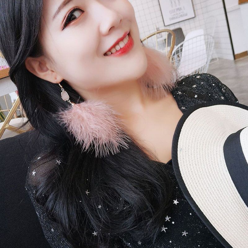 Khuyên tai dáng dài đính lông vũ màu hồng thời trang cho nữ