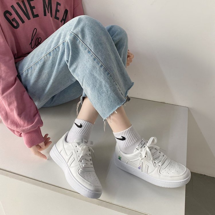 Giày Sneakers Da Pu Màu Trắng In Họa Tiết Hoạt Hình