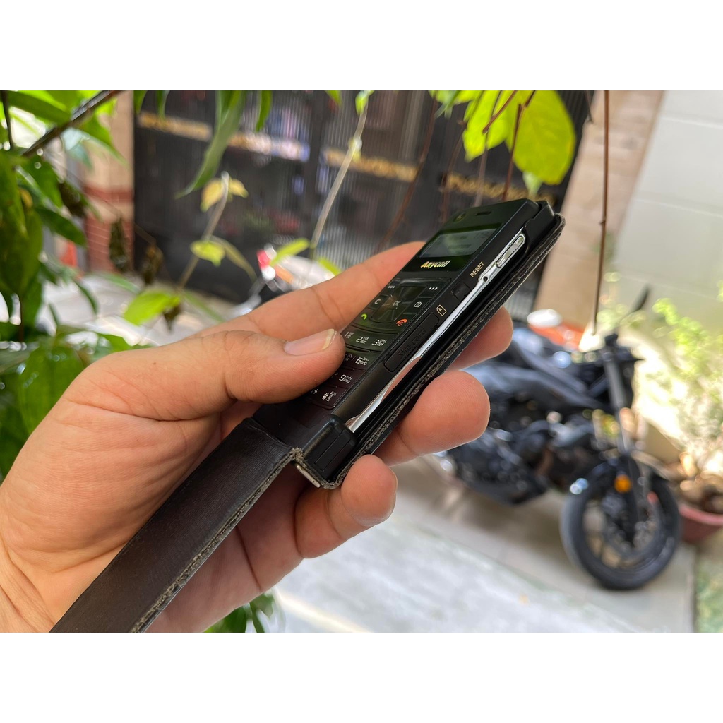 Điện thoại Samsung F300 màu đen có bao da