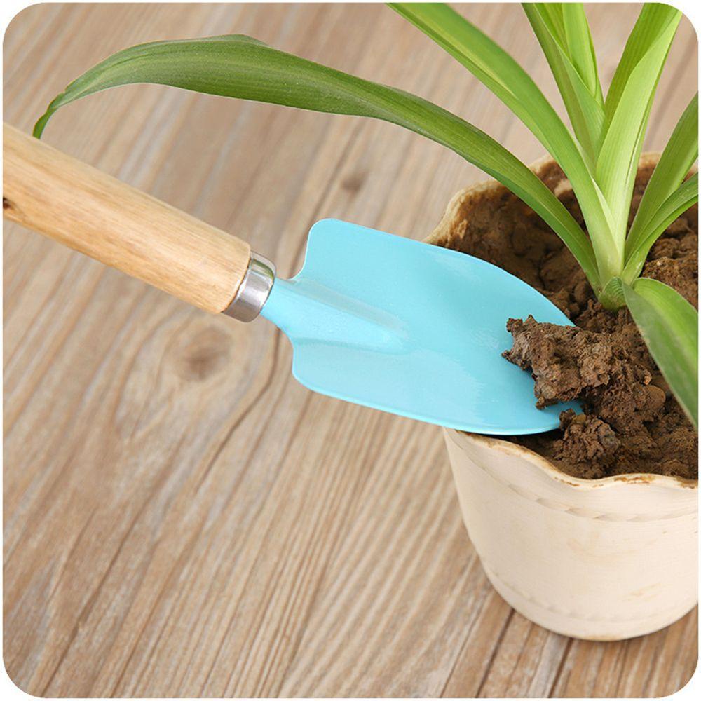 Dụng Cụ Làm Vườn Với Tay Cầm Bằng Gỗ