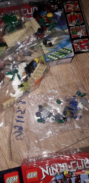 Lắp ráp 1 hộp LegoNinja Cube 99115 có nhiều chi tiết bằng nhựa ABS