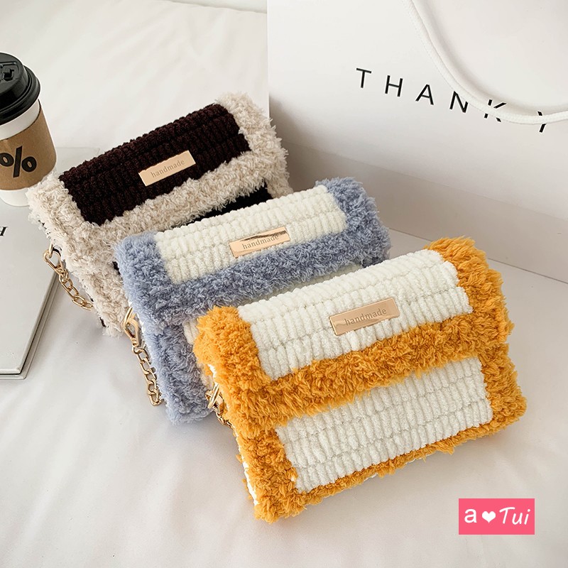 Túi handmade tự đan len viền xù chữ bé