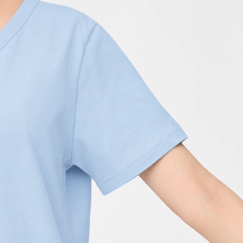 Áo phông nữ cộc tay cổ tim thời trang, thanh lịch của GU - Nhật