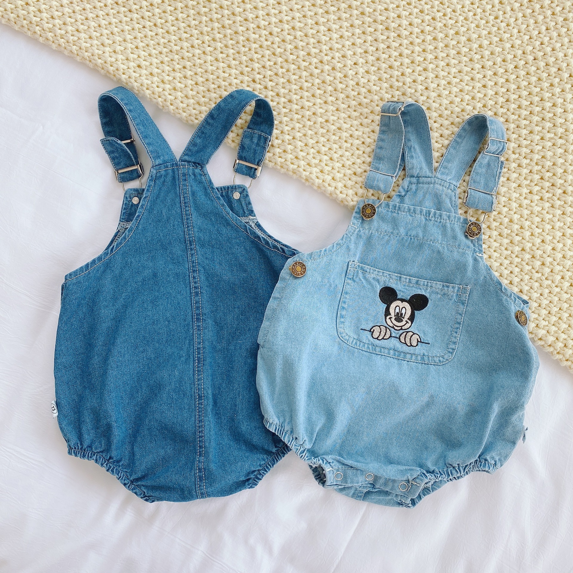 Áo liền quần denim thêu hình chuột Mickey dành cho trẻ em