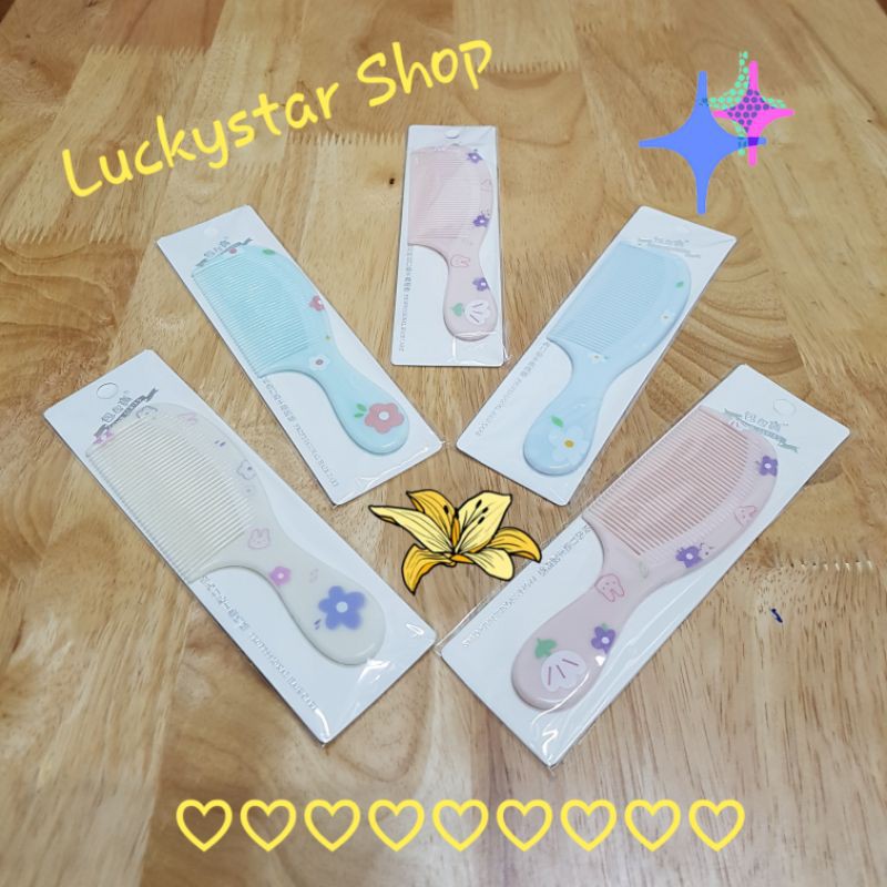 Lược nhựa mini dài 14,5 cm cán cầm tay, họa tiết in hoa đẹp, nhiều màu xinh xắn, dễ thương.