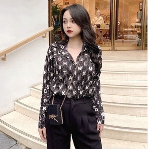 Áo sơ mi nữ hoạ tiết hình chữ phối nhiều