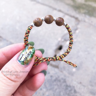 Vòng gỗ Trầm Hương mix bi bạc/vang chỉ ngũ sắc