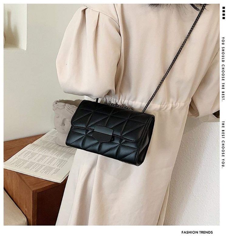 Túi khóa đen đeo chéo xinh xắn