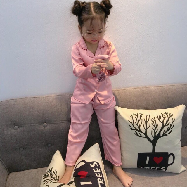 Bộ đồ ngủ cho bé kèm băng đô. Chất liệu lụa cao cấp k nhàu k bí khác xa loại vải phi bóng các mẹ ạ. Đi ngủ cũng phải đẹp