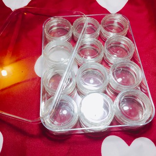 Hộp nhựa ( chứa 12 ô tròn nhỏ )